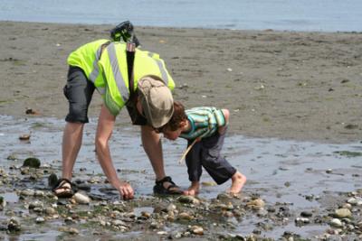 The thrill of discovery!! Vashon Beach Naturalist Adria Magrath explores the beach with an interested little boy. 2010 Low Tide Celebration. Photo by Jay Holtz. The thrill of discovery!! Vashon Beach Naturalist Adria Magrath explores the beach with an interested little boy. 2010 Low Tide Celebration. Photo by Jay Holtz.